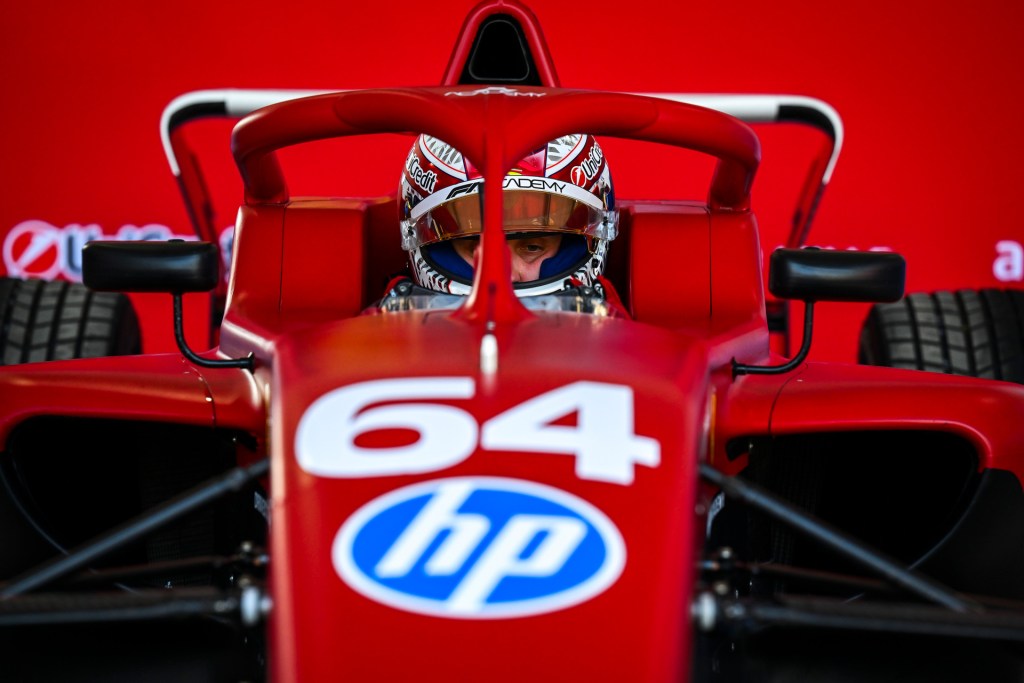 La pilota Ferrari beffa Palmowski all’ultimo giro utile. Weug precede anche la leader del campionato Doriane Pin in una sessione di libere combattuta fino all’ultimo secondo...
