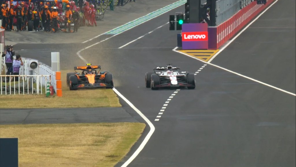 Durante il Gran Premio del Giappone, uno dei momenti più discussi è stato il duello ravvicinato tra Lando Norris e Max Verstappen all’uscita della pit lane. Un’azione ad alta tensione che ha fatto discutere team, tifosi e commentatori, ma che alla fine non ha portato a nessuna sanzione da parte dei commissari. Ecco cosa è successo e perché la decisione è stata quella di non intervenire.
