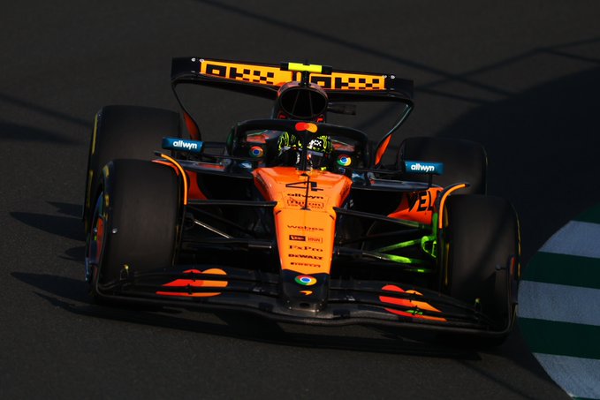 Pierre Gasly chiude in testa la prima sessione di prove libere a Jeddah, a seguire Norris e Leclerc. Primi tre in soli 70 millesimi, ma sul passo gara la McLaren è superiore. 