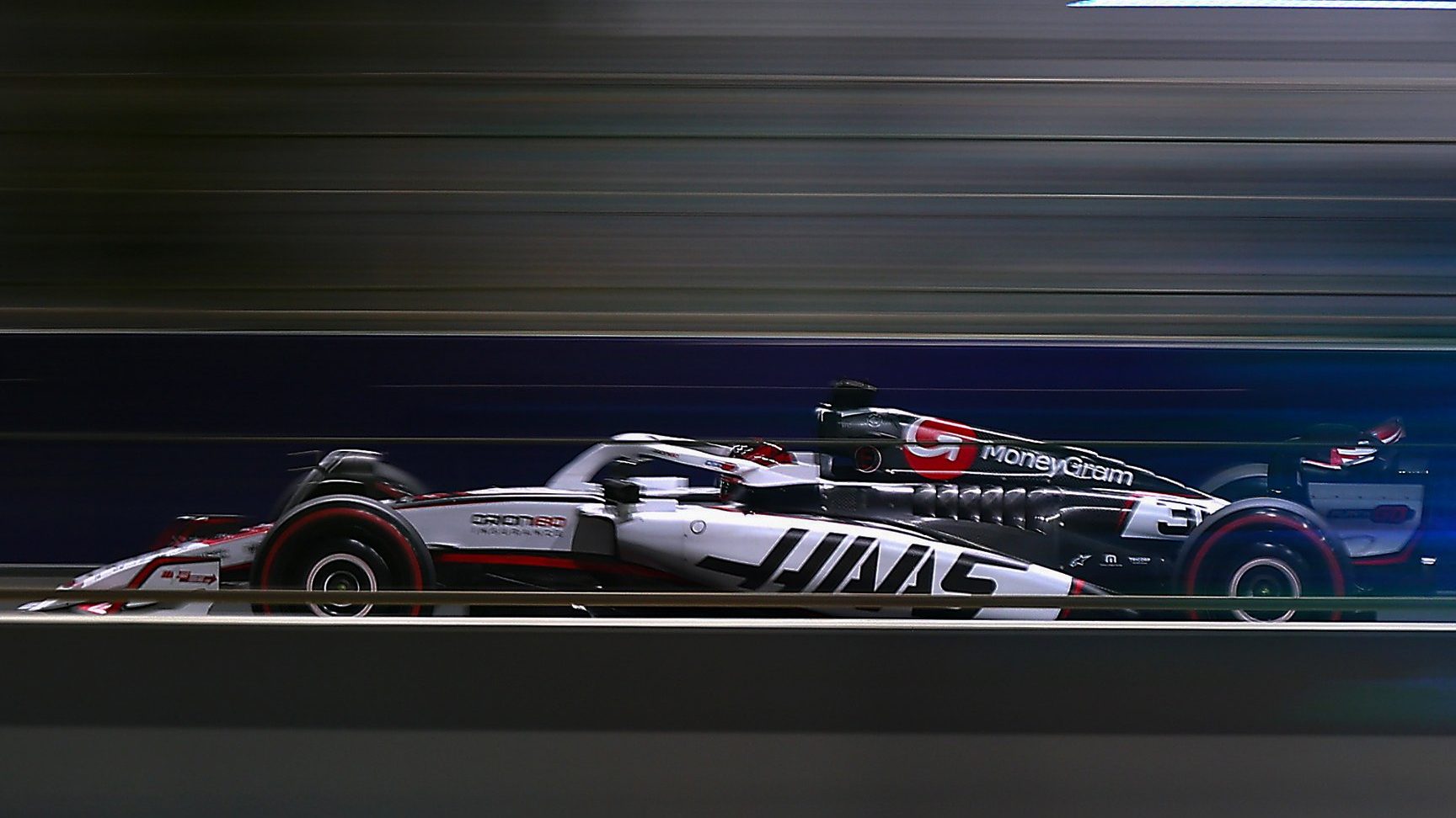 Max Verstappen segna la pole position a Jeddah, dietro di lui Piastri e Russell. Leclerc riesce a prendere la quarta posizione, mentre Lando Norris finisce la qualifica a muro a inizio Q3...