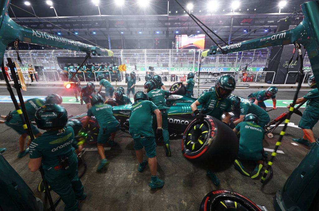 Max Verstappen segna la pole position a Jeddah, dietro di lui Piastri e Russell. Leclerc riesce a prendere la quarta posizione, mentre Lando Norris finisce la qualifica a muro a inizio Q3...