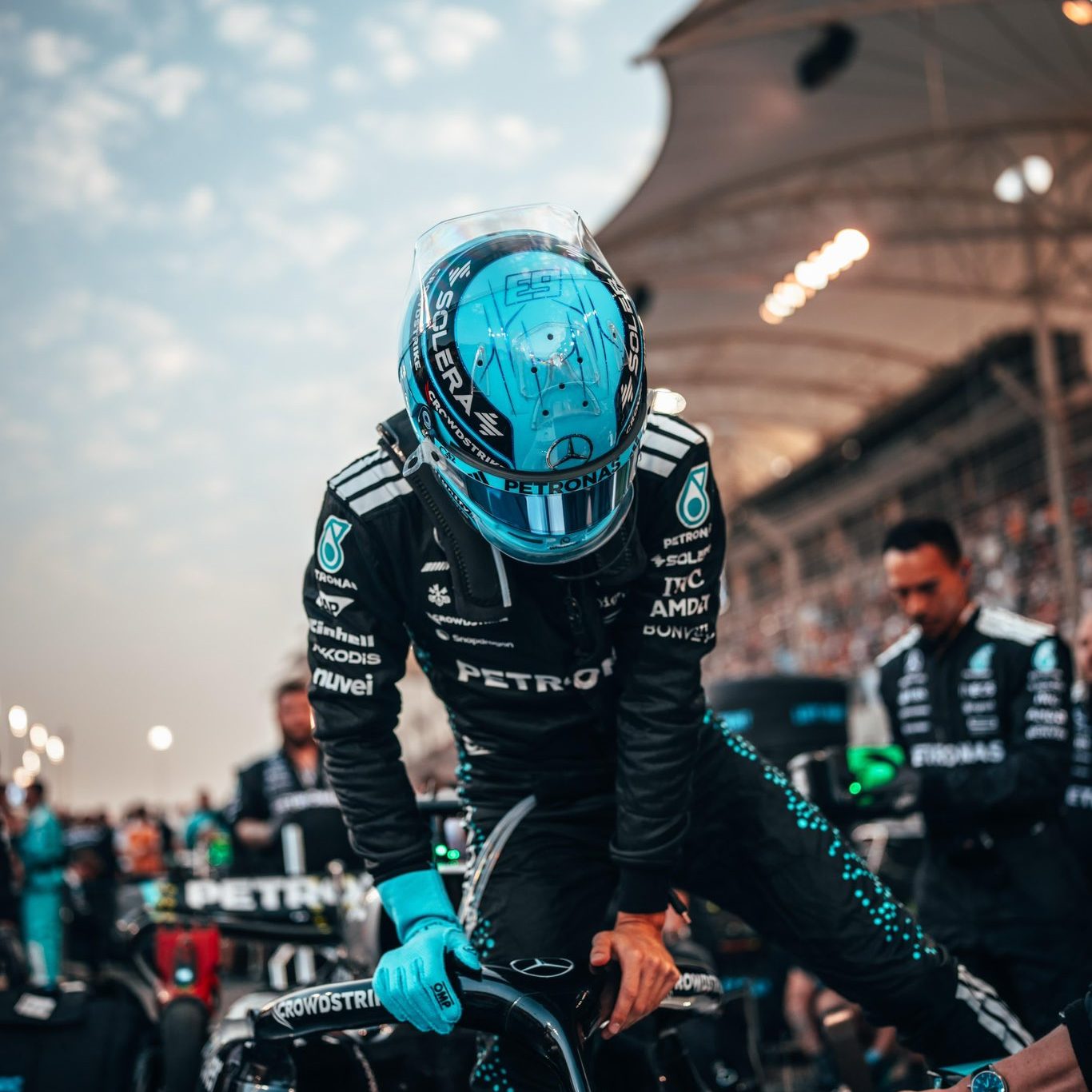 Il pilota Mercedes chiude sul podio nonostante problemi tecnici con la centralina. Russell conferma così la solidità del team nelle prime gare stagionali e la sua costanza...