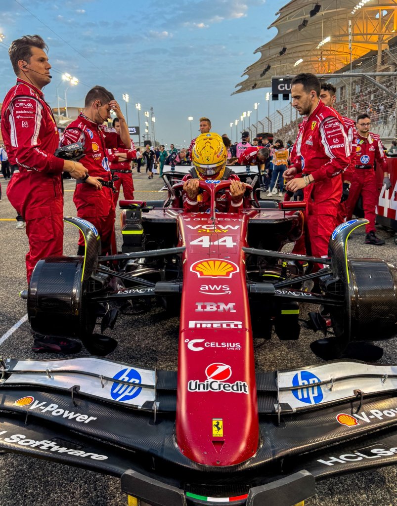 Lewis Hamilton SF-25 sullo schieramento in griglia nel GP del Bahrain