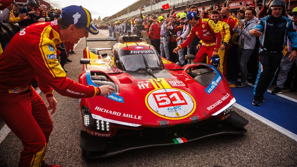 Nel weekend di Pasqua, Leo Turrini, con la sua consueta schiettezza e passione per il mondo Ferrari, mette in evidenza un contrasto ormai familiare per i tifosi del Cavallino. 