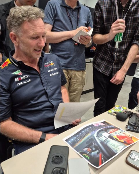 L’olandese criticato per aver abbandonato il podio senza celebrare con Piastri e Leclerc. Per Herbert quello di Verstappen è un atteggiamento da campione “poco professionale”.