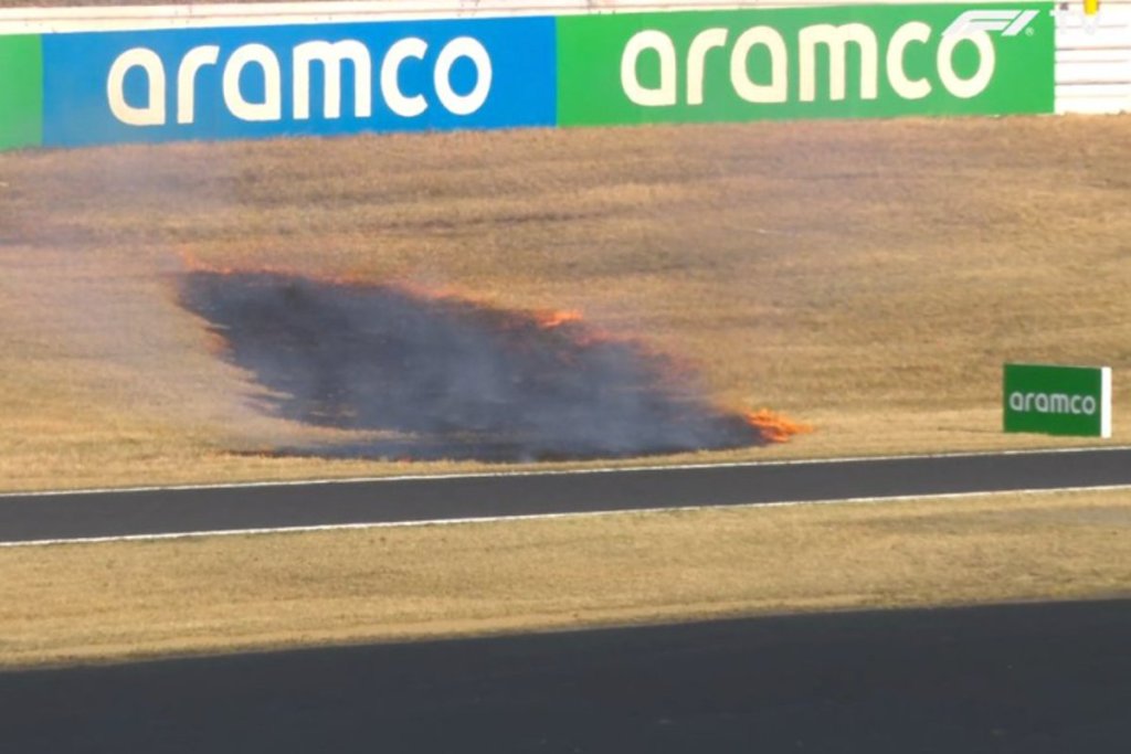 L'erba che prende fuoco a Suzuka durante le FP2