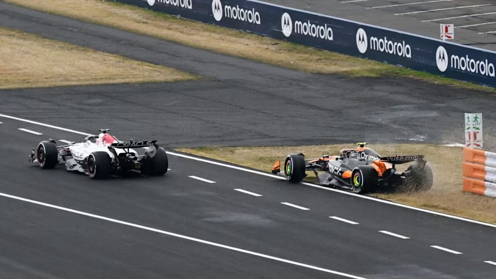 Max Verstappen e Lando Norris all’uscita della pit-lane
