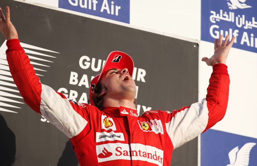 Fernando Alonso esulta dopo la vittoria in Bahrein