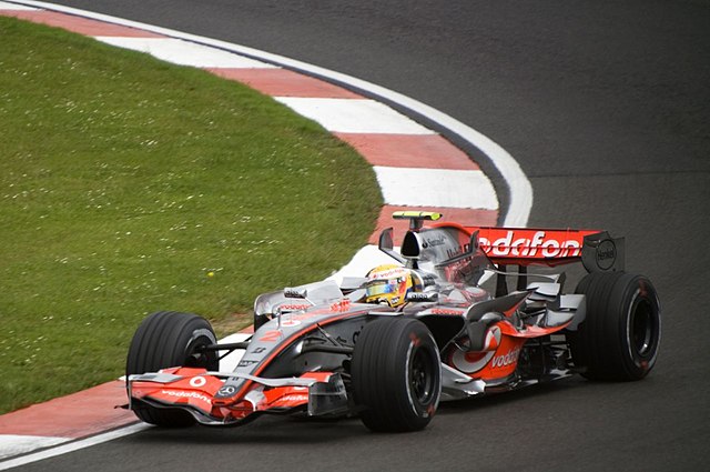 Lewis Hamilton non usa mezzi termini e lancia una stoccata diretta verso una parte del vecchio gruppo di ex piloti oggi opinionisti, accusati di un atteggiamento eccessivamente critico nei confronti dei talenti emergenti della Formula 1.