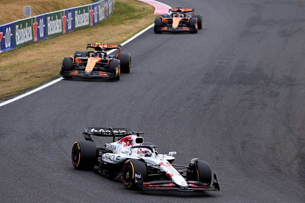 La vittoria di Max Verstappen al Gran Premio del Giappone ha riportato Red Bull sul gradino più alto del podio, ma non ha cancellato una realtà ormai evidente: McLaren è più forte che mai e il team di Milton Keynes dovrà lavorare duro per colmare il divario. Lo sanno bene sia Verstappen che la squadra, convinti che il momento della riscossa stia arrivando, ma consapevoli che serviranno ancora alcune gare per vedere il potenziale pienamente espresso.