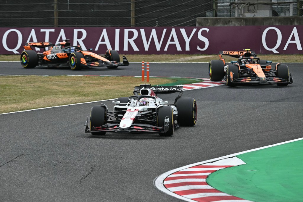 La vittoria di Max Verstappen al Gran Premio del Giappone ha riportato Red Bull sul gradino più alto del podio, ma non ha cancellato una realtà ormai evidente: McLaren è più forte che mai e il team di Milton Keynes dovrà lavorare duro per colmare il divario. Lo sanno bene sia Verstappen che la squadra, convinti che il momento della riscossa stia arrivando, ma consapevoli che serviranno ancora alcune gare per vedere il potenziale pienamente espresso.