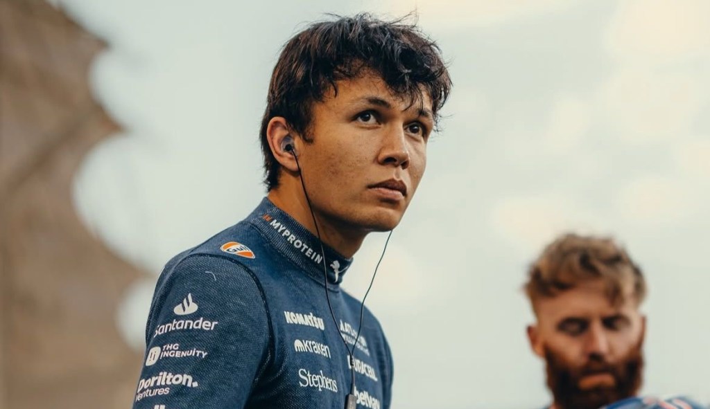 Alex Albon si gode il momento positivo in casa Williams. Il pilota thailandese, protagonista di un buon avvio di stagione, ha raccontato le proprie sensazioni in vista del weekend di Monaco, riflettendo sia sugli aspetti tecnici della gara sia sulle nuove sfide del calendario.
