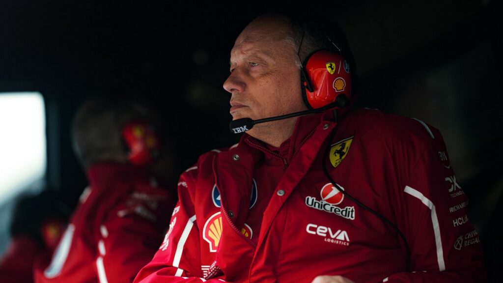 La prestazione in gara della SF-25 è sorprendentemente positiva, nonostante la safety car giochi a sfavore di Vasseur e i suoi. Finalmente, per la prima volta in stagione, vediamo una Ferrari duellare con una Mclaren.