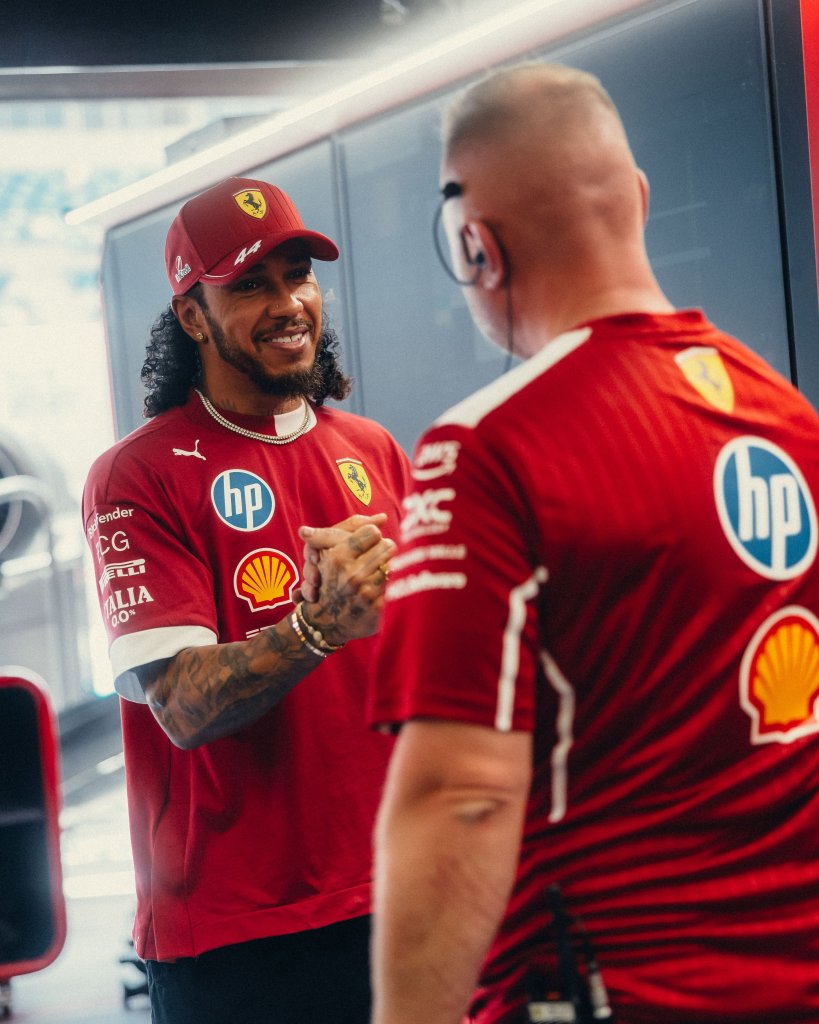 Lewis Hamilton ha confermato durante il media day in Bahrain che la Ferrari introdurrà i primi aggiornamenti stagionali proprio sul tracciato di Sakhir
