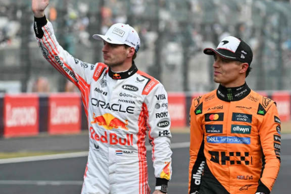 Durante un pit stop al limite, Norris sfiora l’erba per restare davanti a Verstappen. Il campione del mondo scherza con Lando e i media nel post-gara...