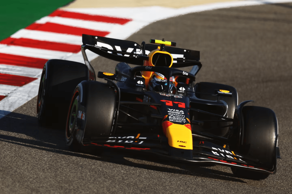 Sergio Perez ha ammesso di essere in trattativa con “alcuni” team per un possibile ritorno in Formula 1 nel 2026, ma il messicano ha chiarito che accetterà solo se il progetto avrà senso.
