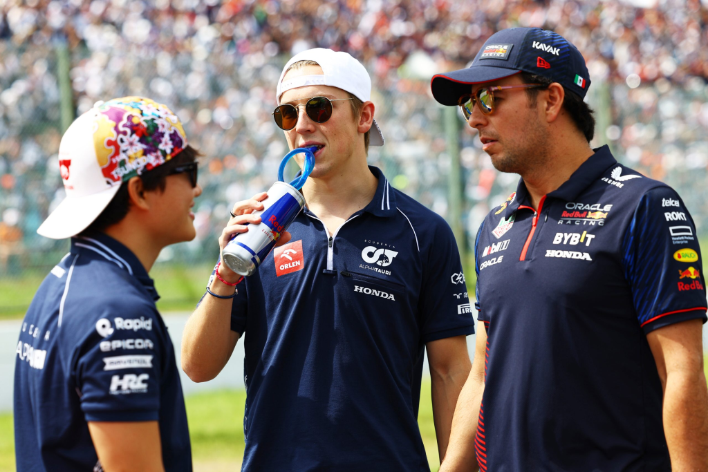 Sergio Perez ha ammesso di essere in trattativa con “alcuni” team per un possibile ritorno in Formula 1 nel 2026, ma il messicano ha chiarito che accetterà solo se il progetto avrà senso.