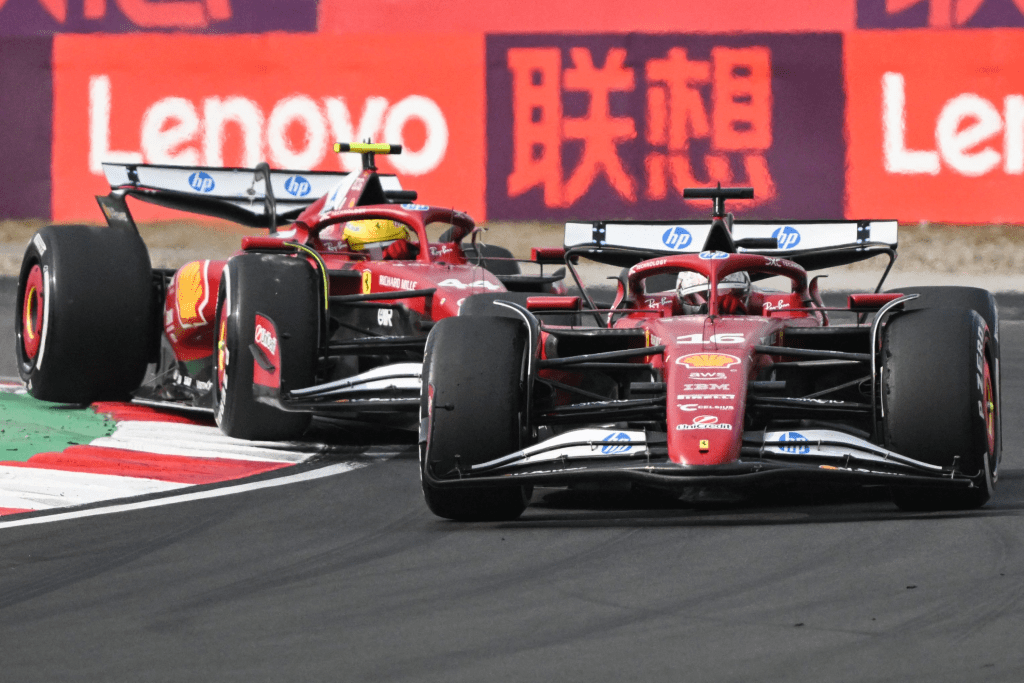 Ferrari sotto pressione e dubbi all'interno del team: l'opinione di Villeneuve alimenta le preoccupazioni sul clima all'interno della squadra. 