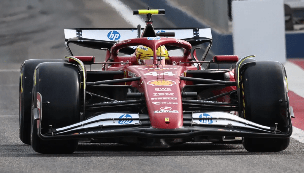 Lewis Hamilton all'uscita della pit lane sulla SF-25