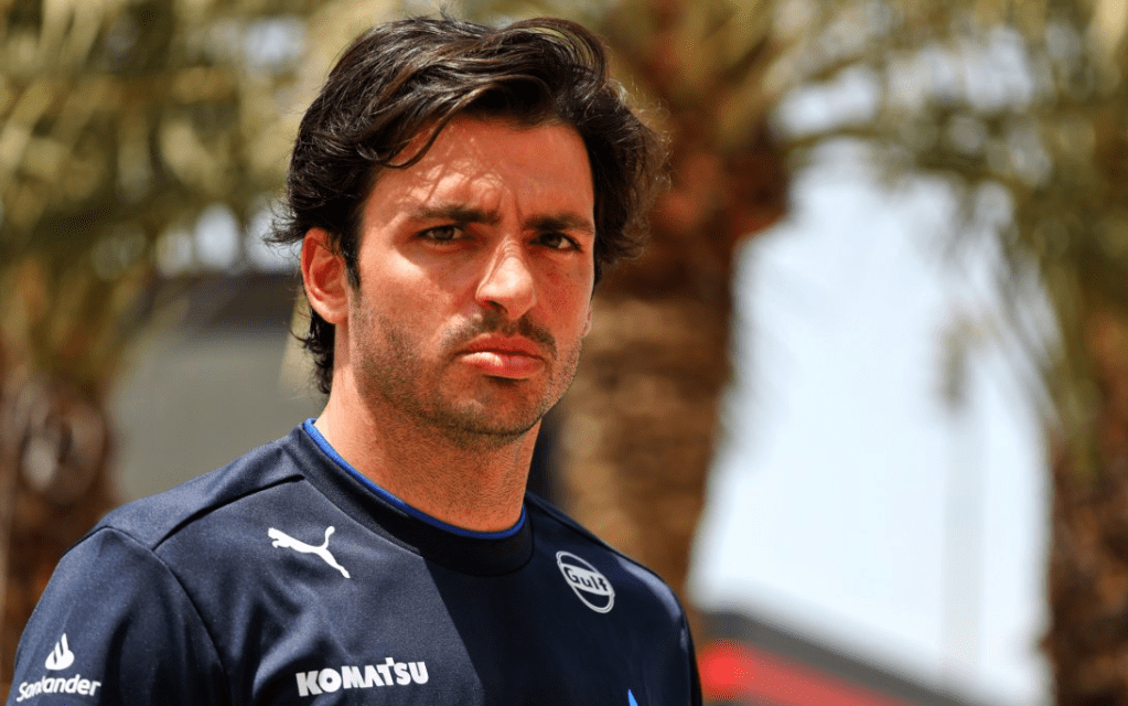 Carlos Sainz potrebbe trovarsi nuovamente nel mirino dei commissari FIA durante il weekend del Gran Premio del Bahrain, non tanto per un comportamento in pista, quanto per la sua reazione pubblica alla multa ricevuta a Suzuka.