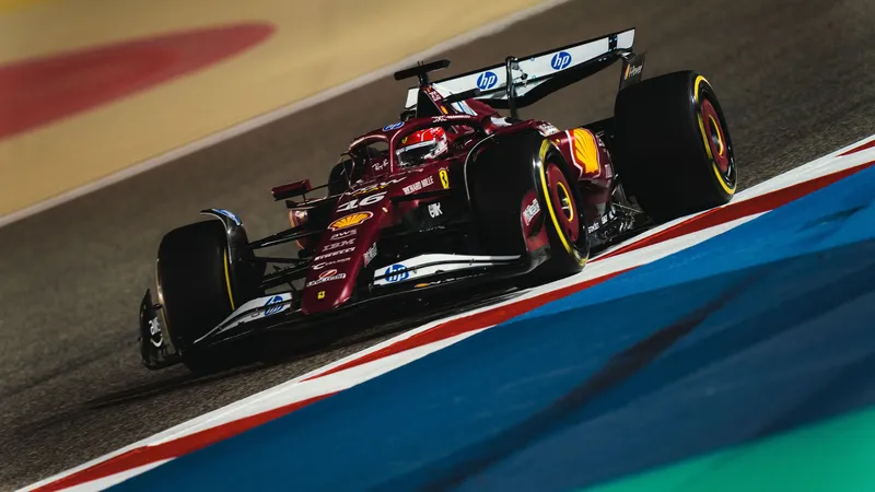 La qualifica del Gran Premio del Bahrain ha mostrato due volti distinti in casa Ferrari. Da un lato Charles Leclerc, capace di piazzare la SF-25 al terzo posto in griglia dietro a Piastri e Russell, confermandosi competitivo in un weekend complicato per molti. Dall’altro, Lewis Hamilton ha faticato più del previsto, chiudendo solo ottavo, nonostante un inizio di qualifica in linea con il ritmo del compagno di squadra.