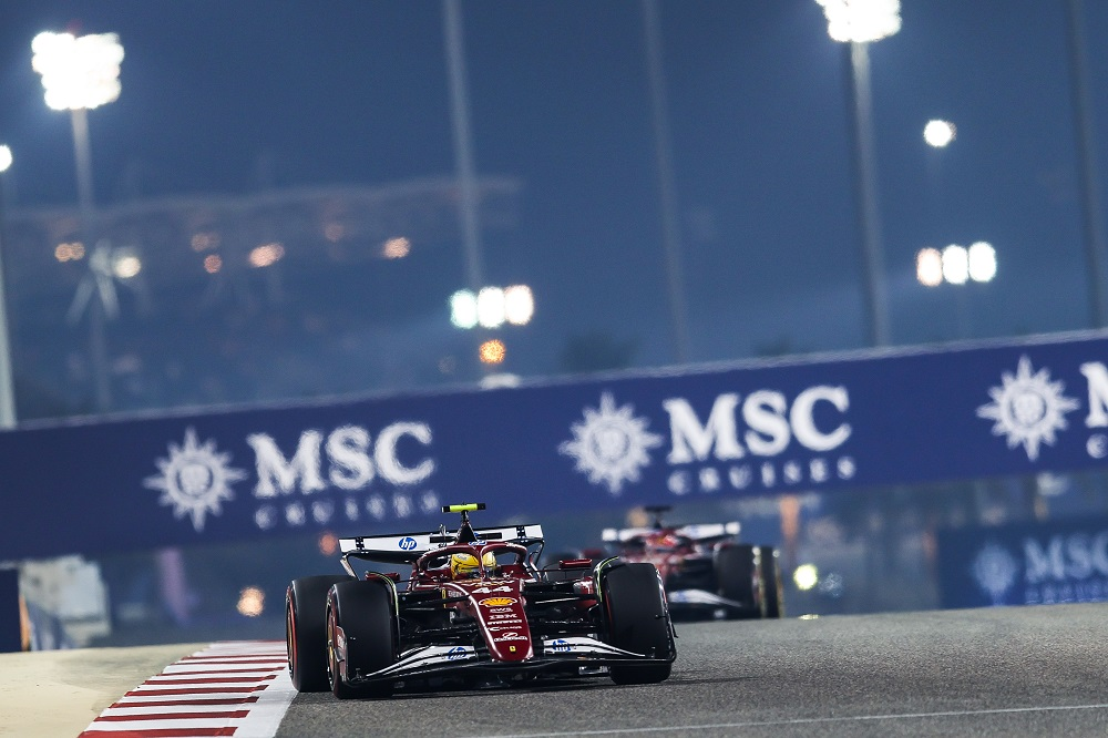La qualifica del Gran Premio del Bahrain ha mostrato due volti distinti in casa Ferrari. Da un lato Charles Leclerc, capace di piazzare la SF-25 al terzo posto in griglia dietro a Piastri e Russell, confermandosi competitivo in un weekend complicato per molti. Dall’altro, Lewis Hamilton ha faticato più del previsto, chiudendo solo ottavo, nonostante un inizio di qualifica in linea con il ritmo del compagno di squadra.