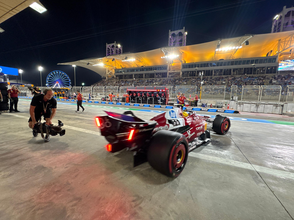 È stato un sabato da dimenticare per Lewis Hamilton, che in Bahrain ha vissuto la sua peggior qualifica da quando indossa i colori della Ferrari.