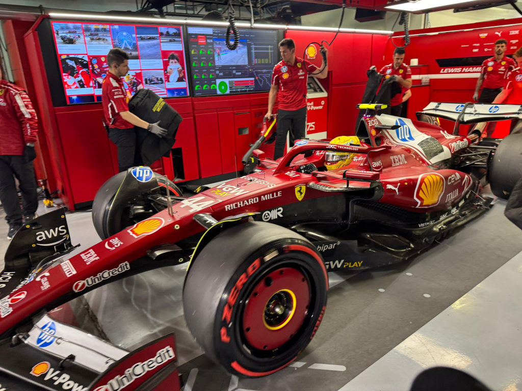 È stato un sabato da dimenticare per Lewis Hamilton, che in Bahrain ha vissuto la sua peggior qualifica da quando indossa i colori della Ferrari.