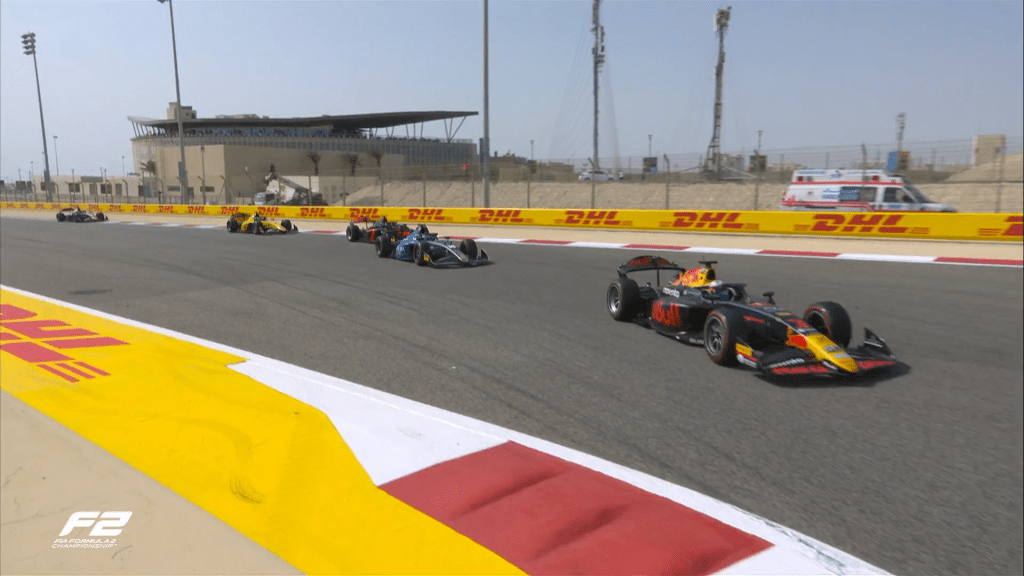 Alex Dunne vince la Feature Race del GP del Bahrain davanti a Luke Browning e Leo Fornaroli; solo 9° Minì, in difficoltà con la sua PREMA