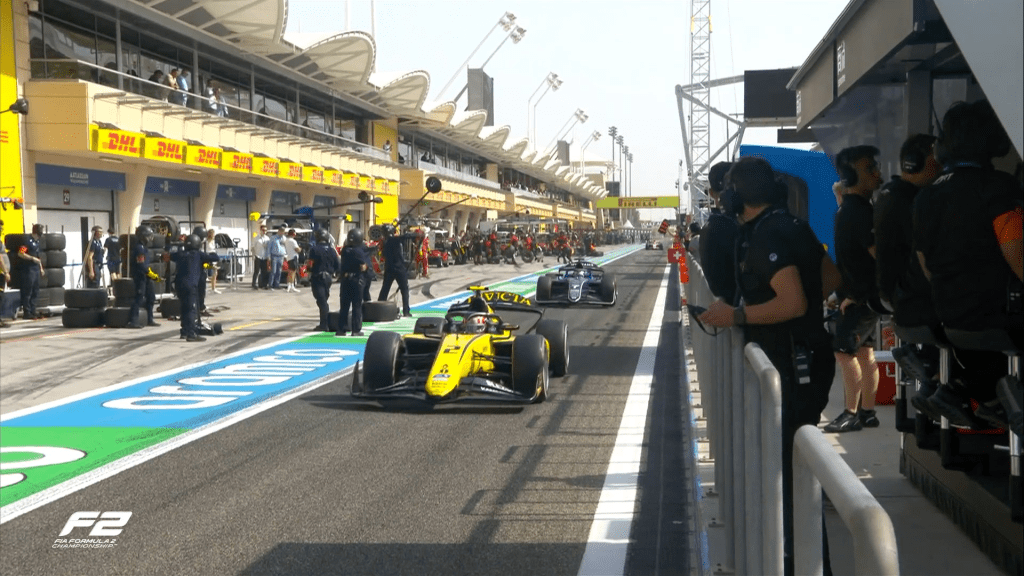 Alex Dunne vince la Feature Race del GP del Bahrain davanti a Luke Browning e Leo Fornaroli; solo 9° Minì, in difficoltà con la sua PREMA