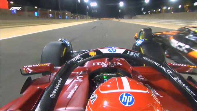 Charles Leclerc sulla SF-25 mentre lotta con Lando Norris sulla MCL39