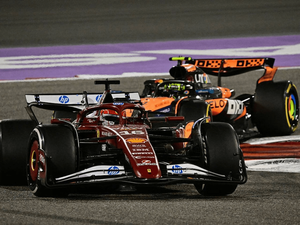 Ferrari SF-25 e McLaren MCL39 nel GP di Bahrain