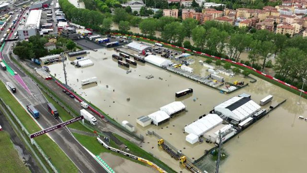 Il Gran Premio dell’Emilia-Romagna rischia seriamente di uscire dal calendario di Formula 1. A lanciare un chiaro segnale è stato lo stesso Stefano Domenicali, presidente del Circus e imolese di nascita, che ha lasciato intendere come il circuito “Enzo e Dino Ferrari” difficilmente potrà mantenere un posto fisso nella stagione nei prossimi anni.