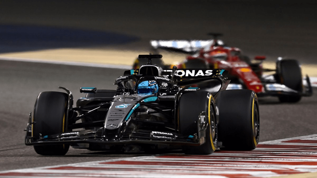 Il brillante avvio di stagione di George Russell potrebbe presto essere ricompensato con un nuovo contratto. Il pilota britannico ha infatti impressionato Mercedes, spingendo il team ad accelerare i negoziati per un’estensione dell’accordo attuale.