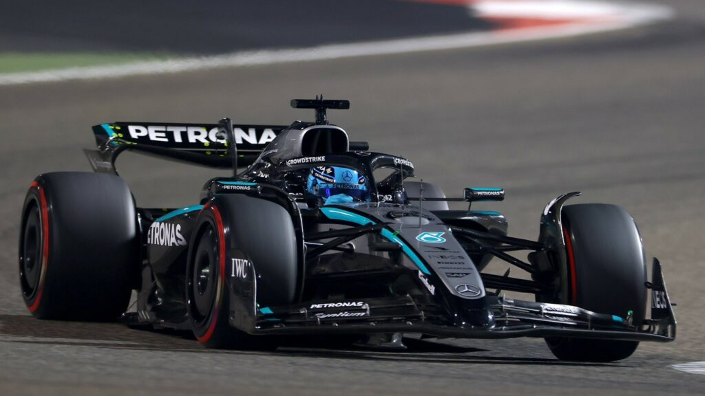Il brillante avvio di stagione di George Russell potrebbe presto essere ricompensato con un nuovo contratto. Il pilota britannico ha infatti impressionato Mercedes, spingendo il team ad accelerare i negoziati per un’estensione dell’accordo attuale.