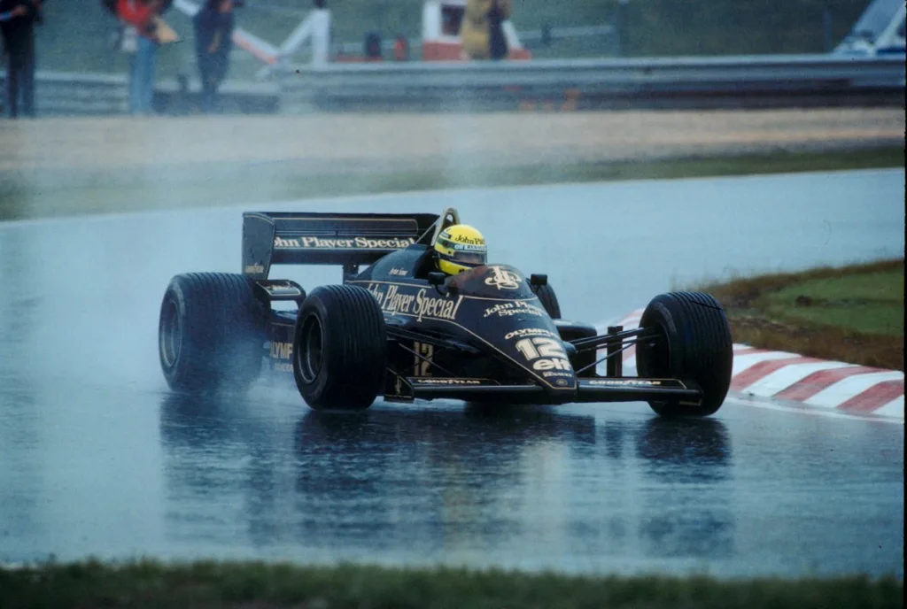 Sabato, in occasione della sfida contro il Braga, l’Estoril Praia scenderà in campo con un quarto kit speciale, creato per celebrare i 40 anni dalla prima vittoria in Formula 1 di Ayrton Senna, avvenuta proprio sul circuito dell’Estoril il 21 aprile 1985.