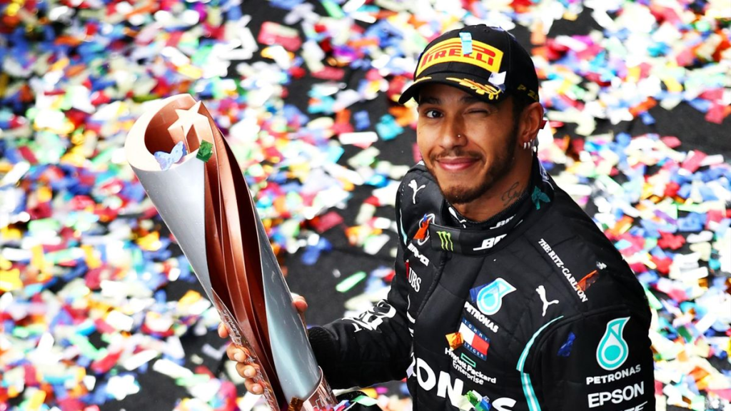 La F1 si prepara a una delle sue più grandi rivoluzioni tecniche dal 2014: i nuovi motori che debutteranno nel 2026, fortemente voluti dalla FIA in nome della sostenibilità, iniziano già a mostrare segnali preoccupanti. L’ambizione è alta, ma la realtà tecnica vissuta dai team suggerisce un avvio tutt’altro che semplice.