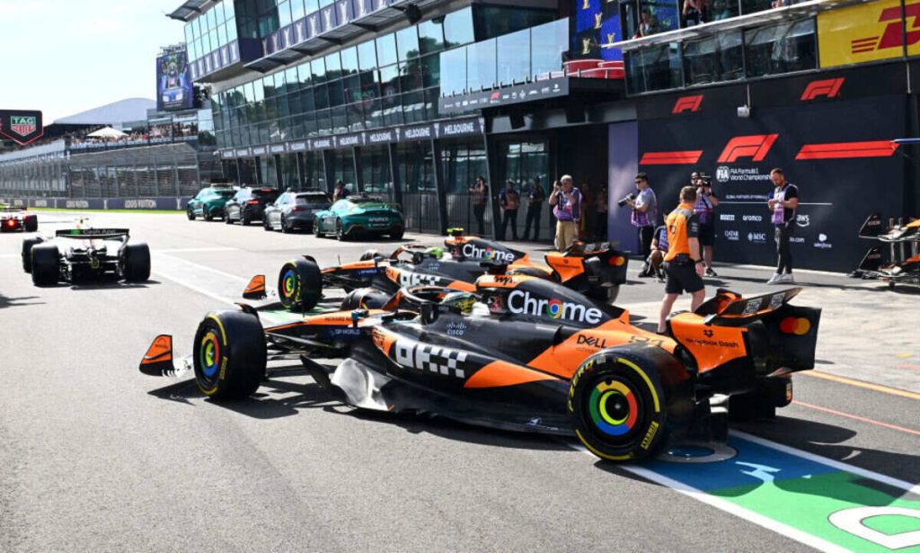 McLaren MCL39 in uscita dai box