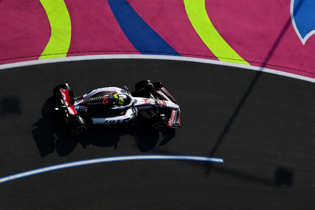 A poco più di un anno dal suo incredibile debutto in Formula 1, Oliver Bearman ha condiviso alcune riflessioni su quell’esperienza che, se da un lato gli ha regalato notorietà e punti al debutto, dall’altro oggi gli lascia un sapore agrodolce.