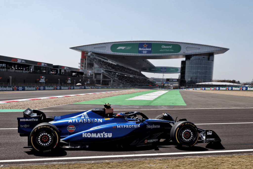 Carlos Sainz non si è detto sorpreso dalla decisione di Red Bull di escludere Liam Lawson dopo appena due gare. L’attuale pilota della Williams, che in passato ha fatto parte del programma giovani della scuderia austriaca, ha sottolineato come questa scelta rientri perfettamente nella filosofia di gestione dei piloti del team.