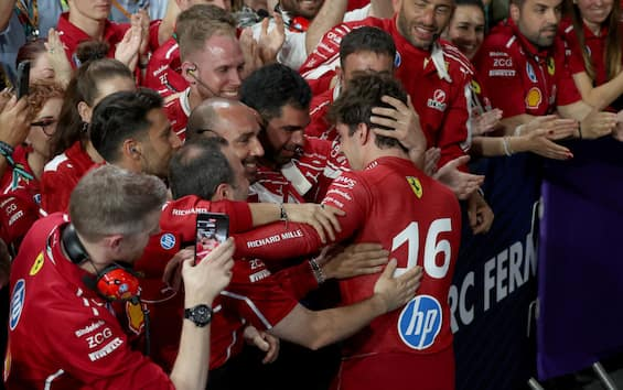 Nel weekend di Pasqua, Leo Turrini, con la sua consueta schiettezza e passione per il mondo Ferrari, mette in evidenza un contrasto ormai familiare per i tifosi del Cavallino. 