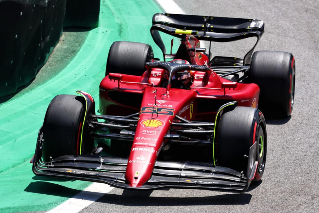 Carlos Sainz non si è detto sorpreso dalla decisione di Red Bull di escludere Liam Lawson dopo appena due gare. L’attuale pilota della Williams, che in passato ha fatto parte del programma giovani della scuderia austriaca, ha sottolineato come questa scelta rientri perfettamente nella filosofia di gestione dei piloti del team.