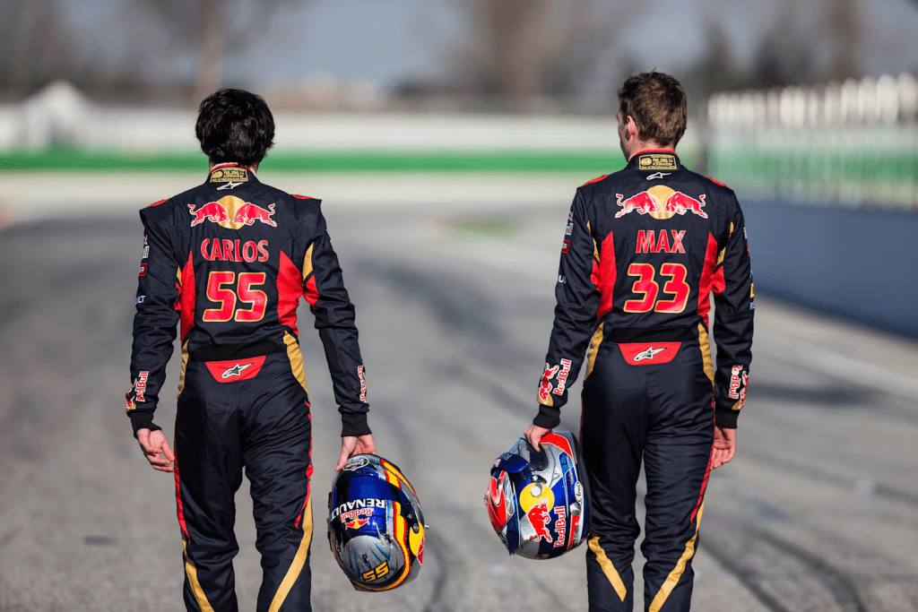 Carlos Sainz non si è detto sorpreso dalla decisione di Red Bull di escludere Liam Lawson dopo appena due gare. L’attuale pilota della Williams, che in passato ha fatto parte del programma giovani della scuderia austriaca, ha sottolineato come questa scelta rientri perfettamente nella filosofia di gestione dei piloti del team.