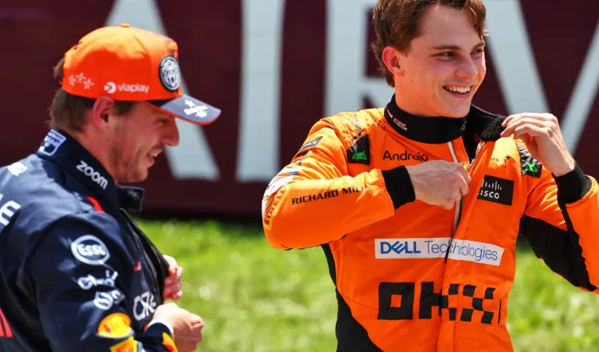 L’olandese criticato per aver abbandonato il podio senza celebrare con Piastri e Leclerc. Per Herbert quello di Verstappen è un atteggiamento da campione “poco professionale”.