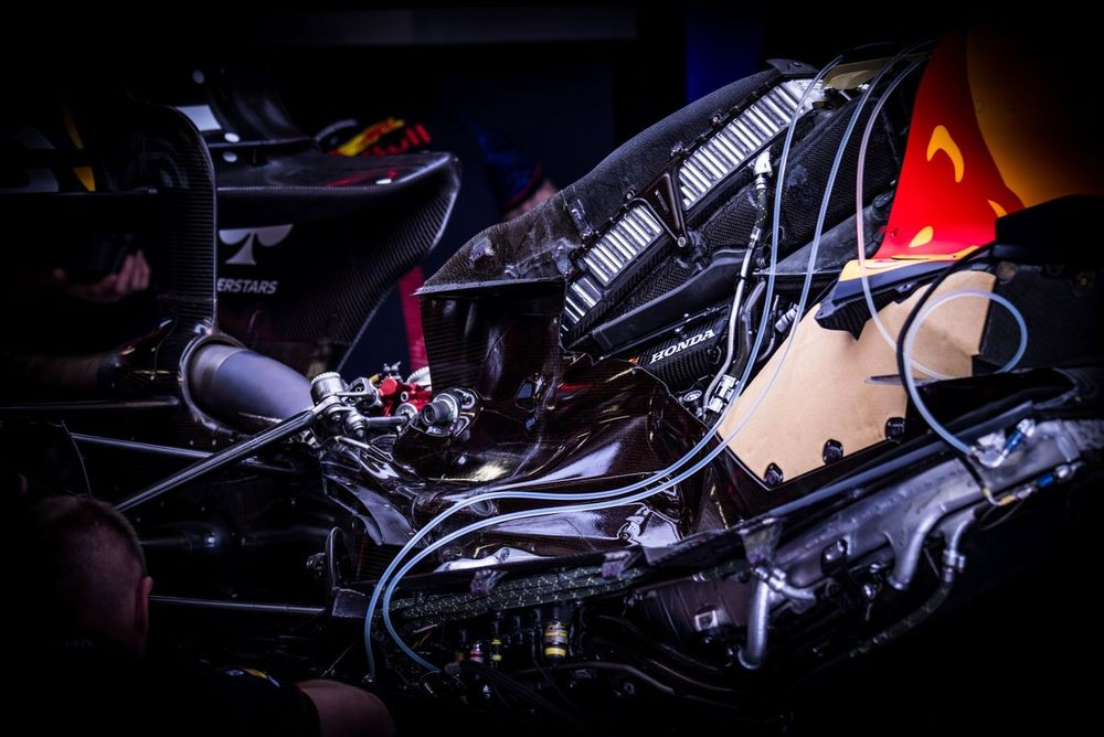 La Commissione conferma le regole motore per il 2026: nessuna modifica all'energy split, ma resta uno spiraglio. E dalla Germania indicano Ferrari e Red Bull in difficoltà...