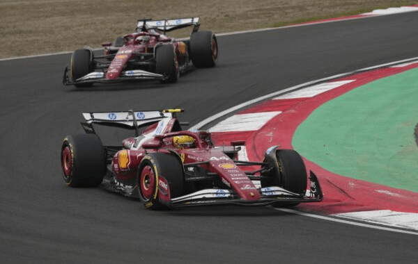 Dopo la doppia squalifica subita al termine del Gran Premio della Cina, la FIA ha reso noto che le due Ferrari SF-25 di Charles Leclerc e Lewis Hamilton erano state scelte anche per le verifiche tecniche più approfondite che vengono effettuate a campione su due vetture tra le prime dieci classificate.