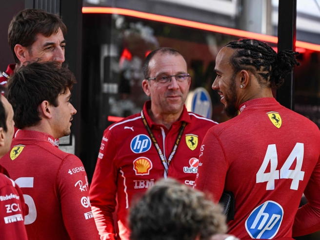 Adattamento e ambizione: Charles Leclerc riflette sul nuovo approccio di Hamilton ed il contributo con una monoposto ancora da perfezionare.