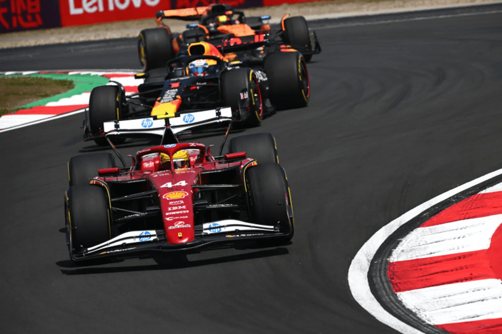 Tra un inizio in salita ed il sogno mondiale: Ferrari punta sulla forza della coppia Leclerc-Hamilton per rilanciarsi contro una McLaren in ascesa.