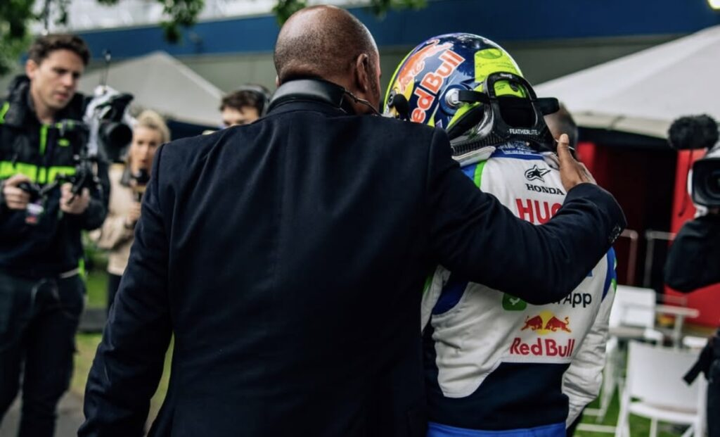 La stagione 2025 di Formula 1 ha segnato un importante ricambio generazionale, con l’arrivo di cinque nuovi talenti sulla griglia. Tra questi, spiccano nomi come Andrea Kimi Antonelli, Oliver Bearman e Isack Hadjar. E proprio uno di questi ha conquistato il cuore di uno dei piloti più iconici della storia della F1: Lewis Hamilton.