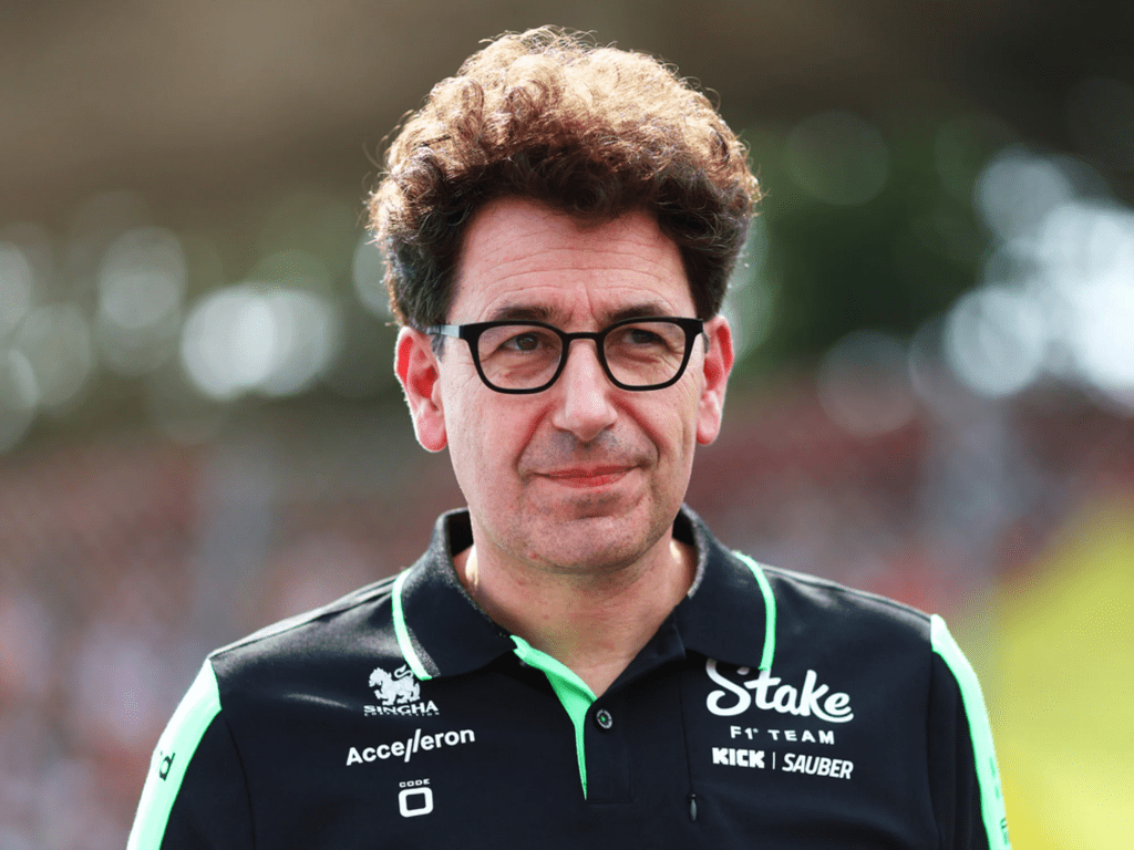 Mentre il mondo della Formula 1 si prepara al Gran Premio del Bahrain della prossima settimana, dietro le quinte si profila un incontro di grande rilevanza per il futuro tecnico della categoria. L’argomento sul tavolo? Il possibile ritorno dei motori V10, alimentati da carburanti sostenibili.